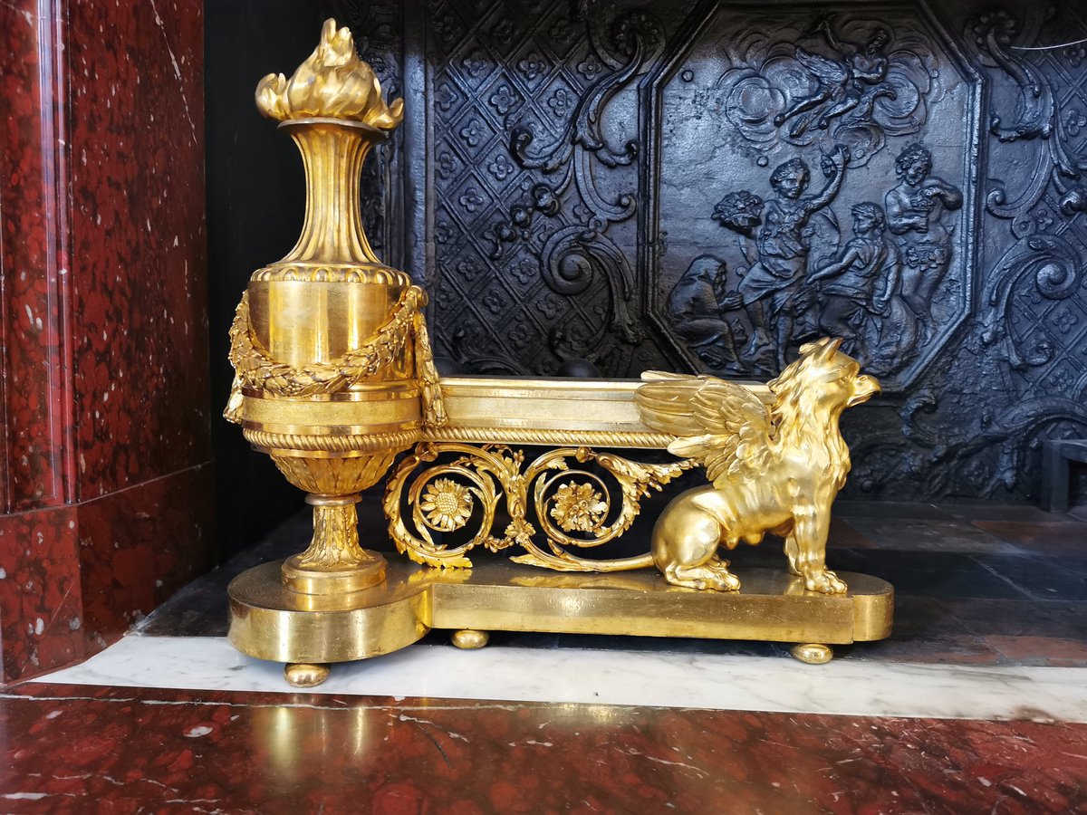 FrdricCostes's tweet photo. Merveilles du cabinet d'angle à #Versailles
#Chenet #Vaseàfoudre #Feuillesdelierre #Médailler #médaillonenécailledetortuedemer https://t.co/e4mgsOlCOK