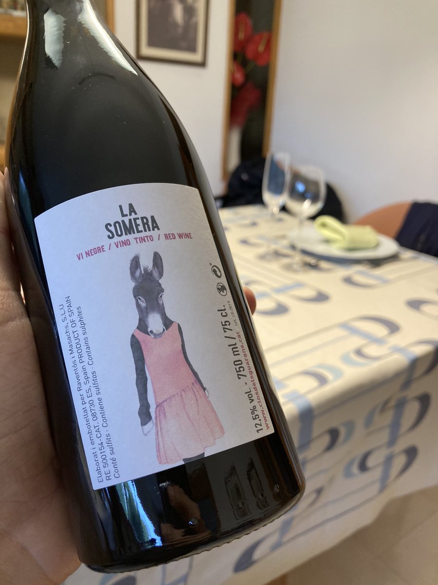 marcpareta's tweet photo. Un bon vi negre a base de merlot i vinyater del mestre Jordi Raventós. Aromes de fruita vermella, molt especiat i amb records marins (alga nori). Visca la república penedesenca! Aquest és el camí! https://t.co/O4BOrZuUsp