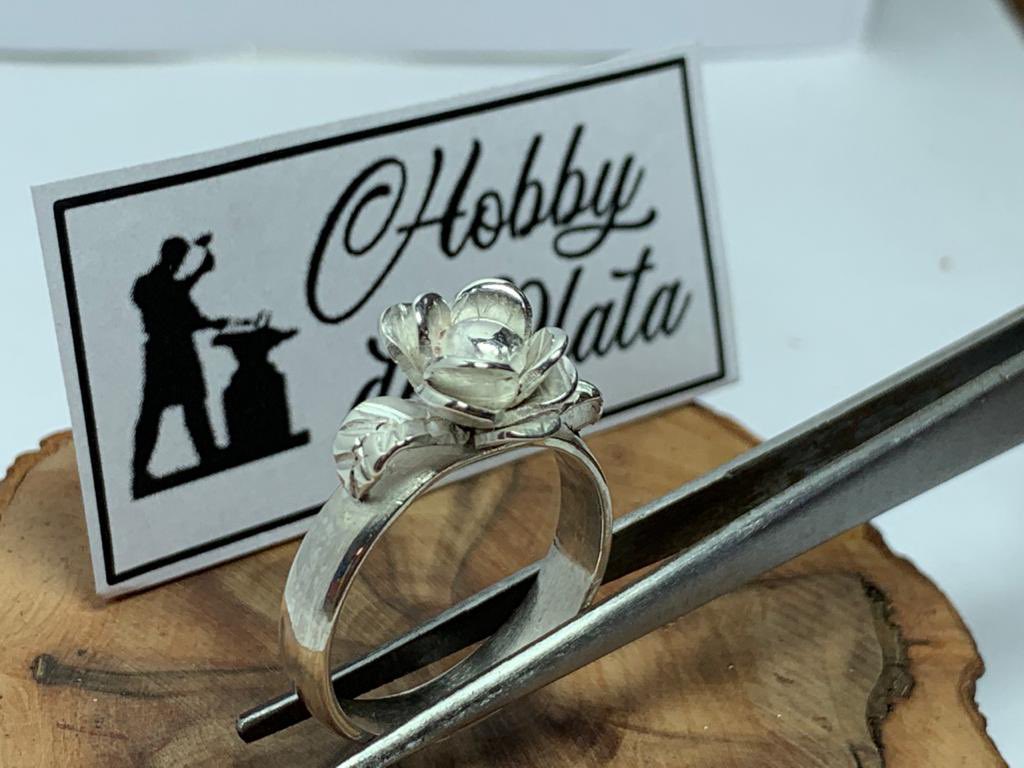 hobbydeplata's tweet photo. Anillo con una rosa en vez de piedra... rosa también hecha en Plata y como siempre hecho a mano por lo que no hay otro igual.
Valor 19.500 pesos
💍💍😷😷💎💎👍👍

#joyasdeplata #arosdeplata #anillosdeplata #pulserasdeplata #losangeles #reparacionjoyasdeplata #orfebreriaenplata https://t.co/eldzK6eNnG