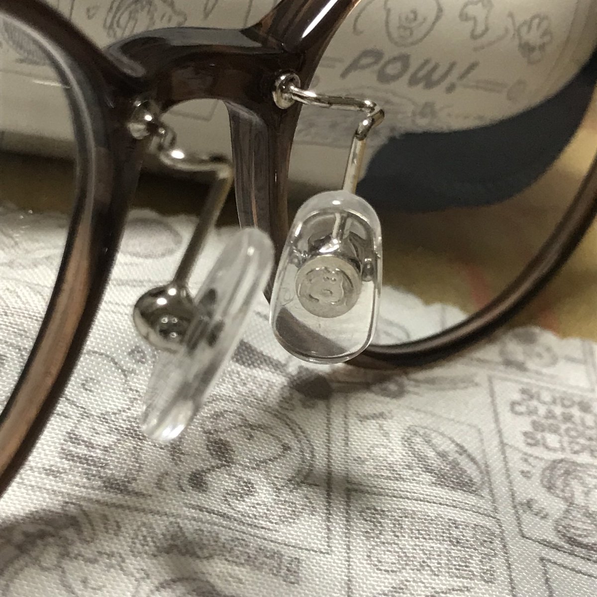 かやの 眼鏡市場 スヌーピーコラボ眼鏡 マスクを毎日つけるようになって少しでも曇りにくい眼鏡がいいなぁとサイズや軽さも良し 屋外の仕事向けにuv加工もバッチリ 何より可愛い 鼻当ての部分にもスヌーピー 仕事の時にかけている専用なので