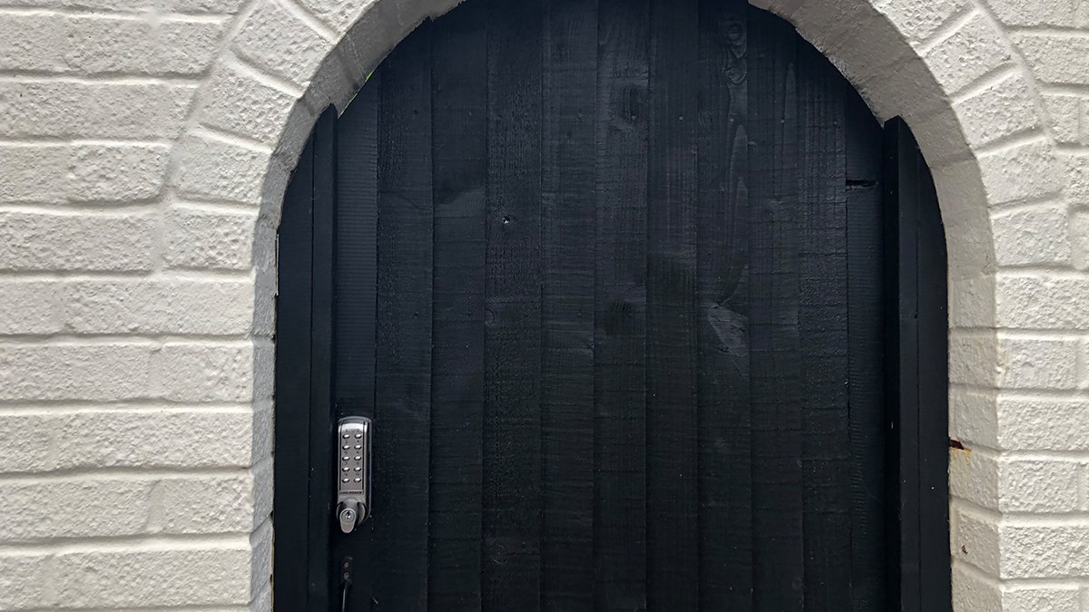 Codelocks's tweet photo. Wow! You guys are keeping very busy over the festive period! Here’s a lock from our CL2000 electronic range fitted to a customer’s gorgeous black gate. Thank you, Joe from Norfolk! https://t.co/s1AHW27SIu #CodelocksAtHome #CodelocksDIY https://t.co/e1nyB8ziVy