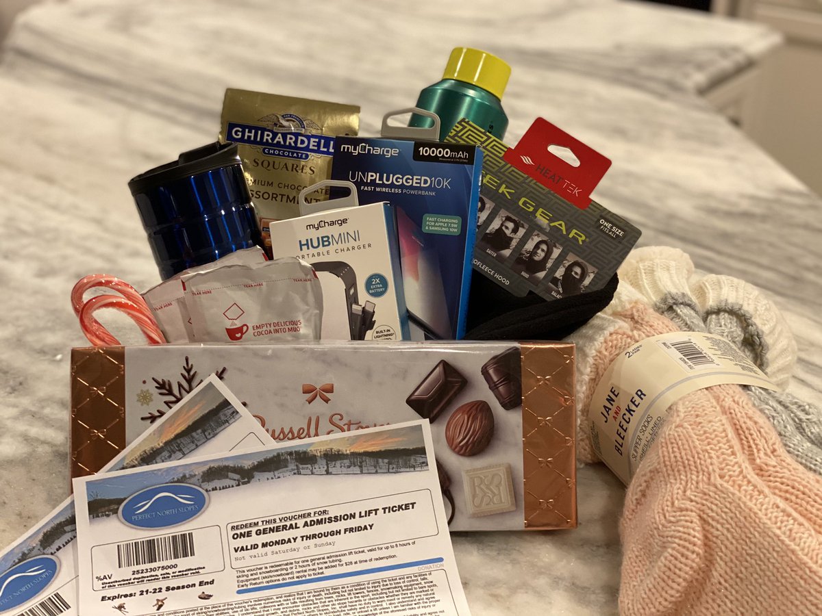 ⛄️Winter Basket❄️ DM to bid! Includes many fun Winter-themed items. We deliver!