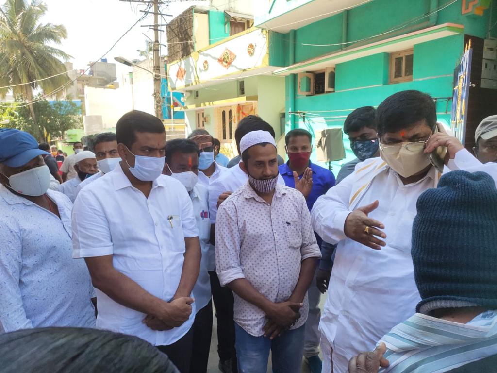 RagavndraNagraj's tweet photo. ಮಹಾಲಕ್ಷ್ಮೀ ಲೇಔಟ್ ವಿಧಾನಸಭಾ ಕ್ಷೇತ್ರದ ನಂದಿನಿ ಲೇಔಟ್ ವಾರ್ಡ್ ನಲ್ಲಿರುವ ಕಂಠೀರವ ನಗರದಲ್ಲಿ ಸ್ಥಳೀಯ ನಿವಾಸಿಗಳಿಗೆ ಮನೆ ಜಾಗದ ಹಕ್ಕು ಪತ್ರ ವಿತರಣಾ ಸಮಾರಂಭ ನಡೆಯಿತು. 

.
.
.
#KGopalaiah
#NelaNarendrababu
#SHarish 
#RNarayanaBadrappa
#mahalaxmilayout
#bjpbengalurunorth
@BJP4Karnataka https://t.co/5VAWcZVg34