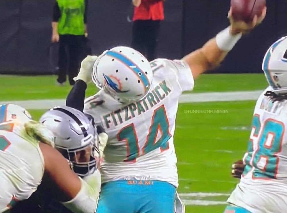 TotalProSports's tweet photo. If Mahomes made this play it would be everywhere on ESPN for the next 6 months. https://t.co/WpXASpGLkH