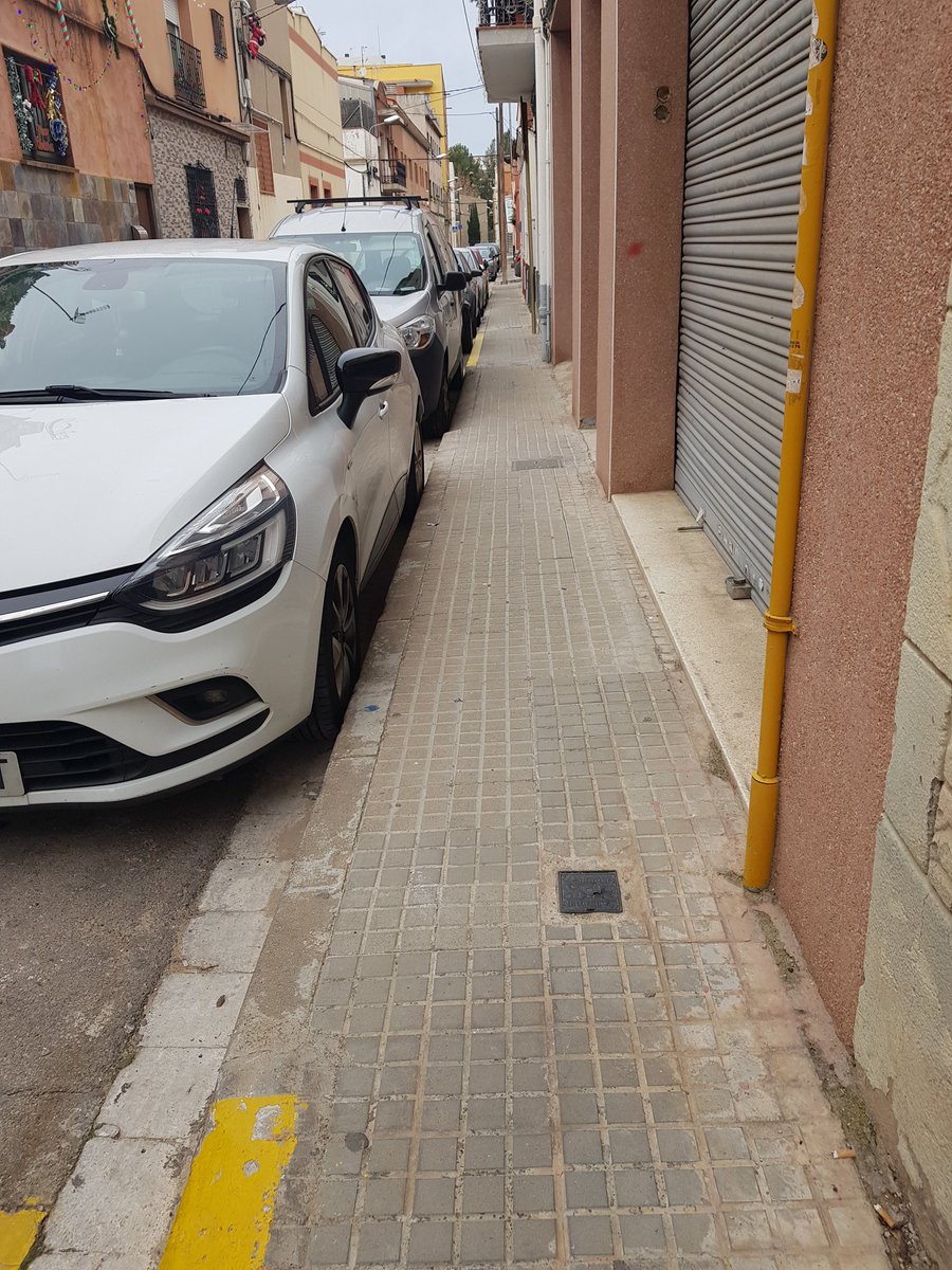 mouabid95's tweet photo. La vorera és molt estreta i no podria passar una cadira de rodes #ShareDiversitas #DiversitatFPT https://t.co/eyiowMjwLw