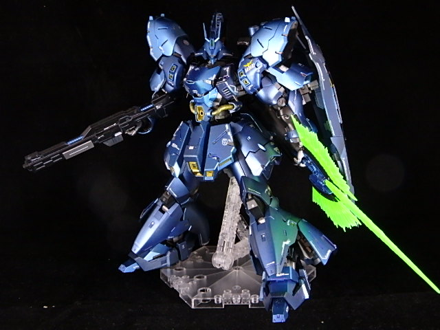 サザビーの手首が折れた時は．．
流石に血の気が引く音がしました

ねちょぉぉって！　ねちょぉぉぉってさ！

左手でサーベルを持った最後の勇姿です
２枚あるのは光源を弄って
良い具合を探しているのです