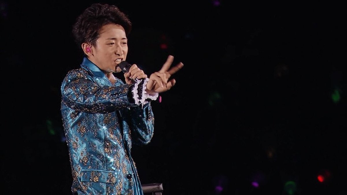 SAT4O's tweet photo. ファンの子に向ける大野さんの笑顔が激甘すぎて恋でしかない。。こんな笑顔向けられたら卒倒でしょ、、、わたしがここまで生きているのはちゃんとしたファンサをまだ貰ってないわけで。確実に仕留められてたら今この世にいなかった。おかげで延命できてますありがとう大野さん🥰💙💙 https://t.co/bk733D25AF