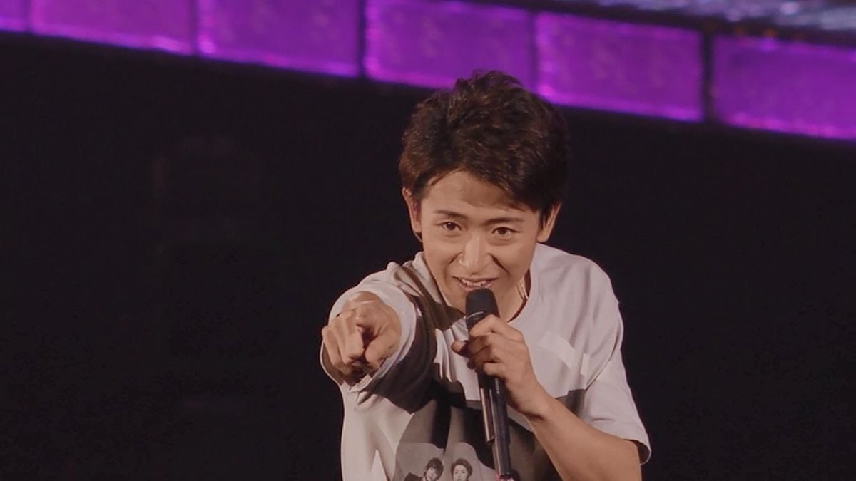 SAT4O's tweet photo. ファンの子に向ける大野さんの笑顔が激甘すぎて恋でしかない。。こんな笑顔向けられたら卒倒でしょ、、、わたしがここまで生きているのはちゃんとしたファンサをまだ貰ってないわけで。確実に仕留められてたら今この世にいなかった。おかげで延命できてますありがとう大野さん🥰💙💙 https://t.co/bk733D25AF