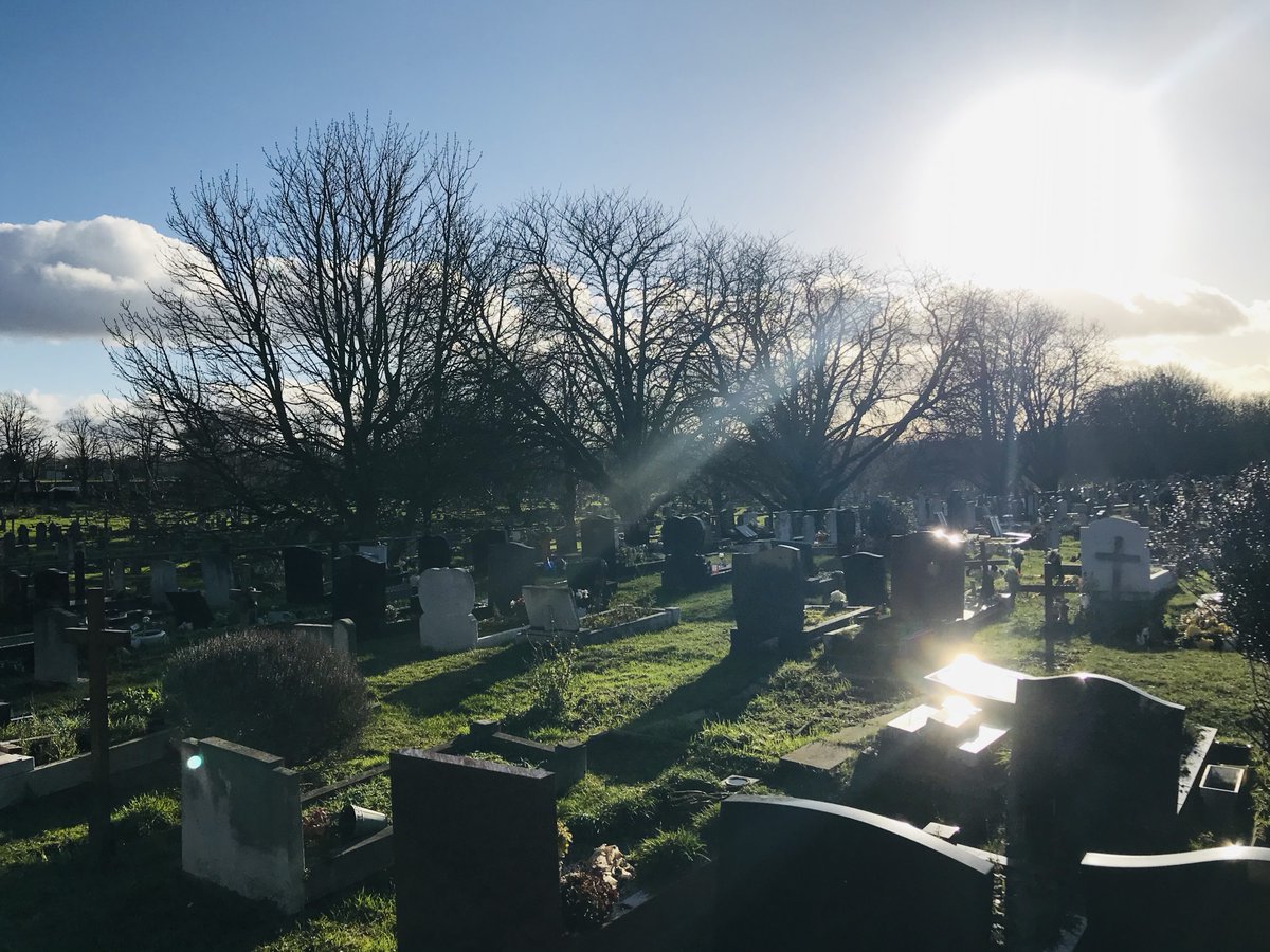 A THREAD. One often thinks of the internet as all-seeing & all-knowing, but it really isn’t. After lunch today I went for a long & reflective walk around Earlsfield, where I live, & en route I explored Wandsworth Cemetery. It was a sad, beautiful & fascinating exploration. (1/6)