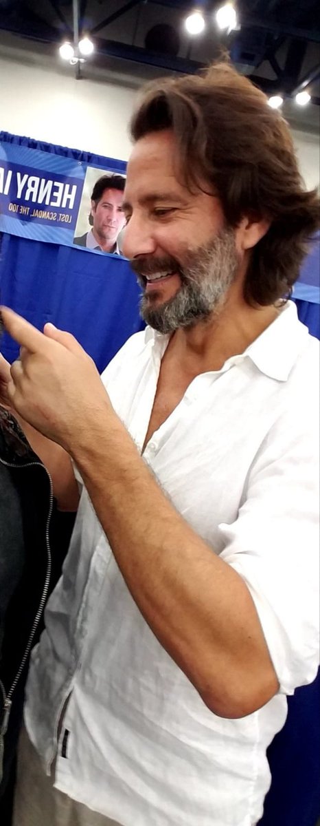 Henry Ian Cusick as cats - a thread Because yes, why not 