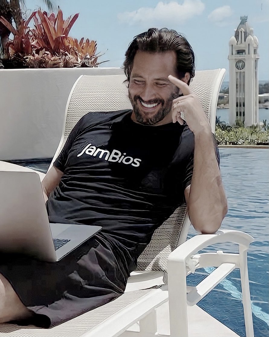 Henry Ian Cusick as cats - a thread Because yes, why not 