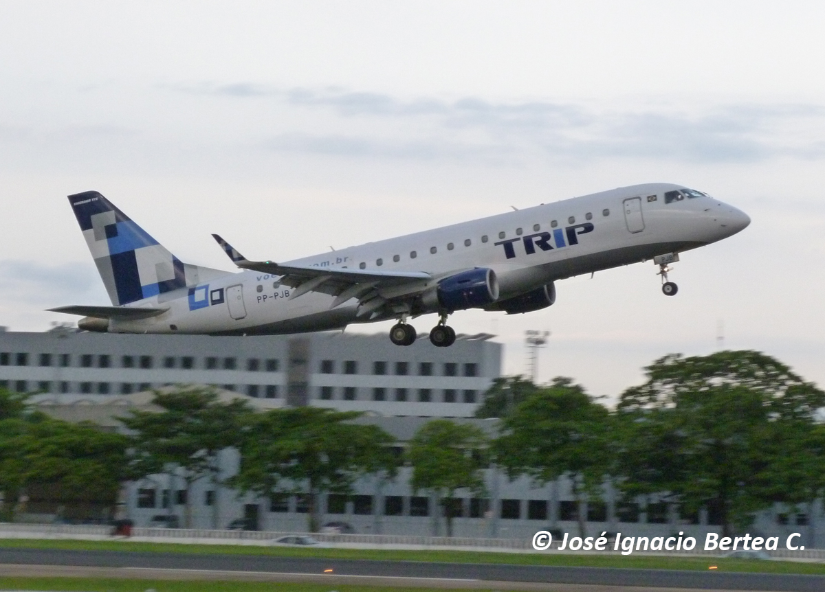 BerteaAviation's tweet photo. #Embraer EMB-175LR Reg PP-PJB of the TRIP Linhas Aereas taking off from #SBRJ Santos Dumont Airport in Rio de Janeiro #Brasil January 2012. #avgeek #avgeeks #aviation #aviationphotography #Aviones #planespotting #Planes #aviationlovers https://t.co/nlCUcjlFpu