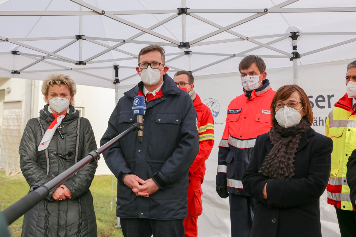 #DRK impft erste Brandenburgerin gegen #Corona: Im DRK-Seniorenwohnpark in Großräschen erhielten heute die ersten Personen in #Brandenburg die #CoronaImpfung. Den Anfang machte die 87-jährige Ruth Heise.