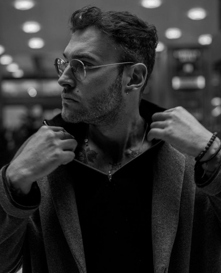 Ne güzel konuşmuştun dinlemek isterken sınır dışı edildim 
dönmek istiyorum
şimdi 
Bırak kendini susacağız tek tek ..