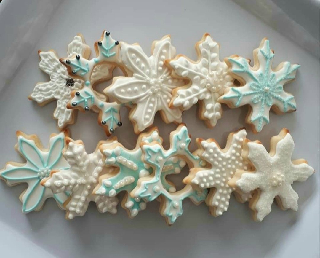 KFlanaganphotos's tweet photo. "Let it snow, let it snow, let it snow🎶"
(cookies by me) #snowflakecookies #snowflake #cookieartist #cookieart #christmascookies #wintercookies #cookiecreations https://t.co/L2t5ktchRj