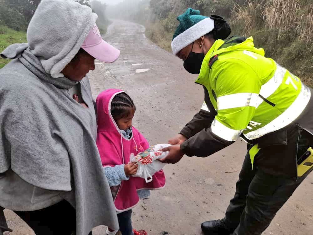 PoliciaNarino's tweet photo. En el sector rural de #Túquerres personal de #Prevencion y #GINAD mediante actividad de puerta a puerta y gracias a gestiones realizan la entrega de 150 regalos a niños, niñas y adolescentes llevando un caluroso mensaje de amor y paz en estas navidades #NavidadProsperaYSegura https://t.co/6fvuDErbg5