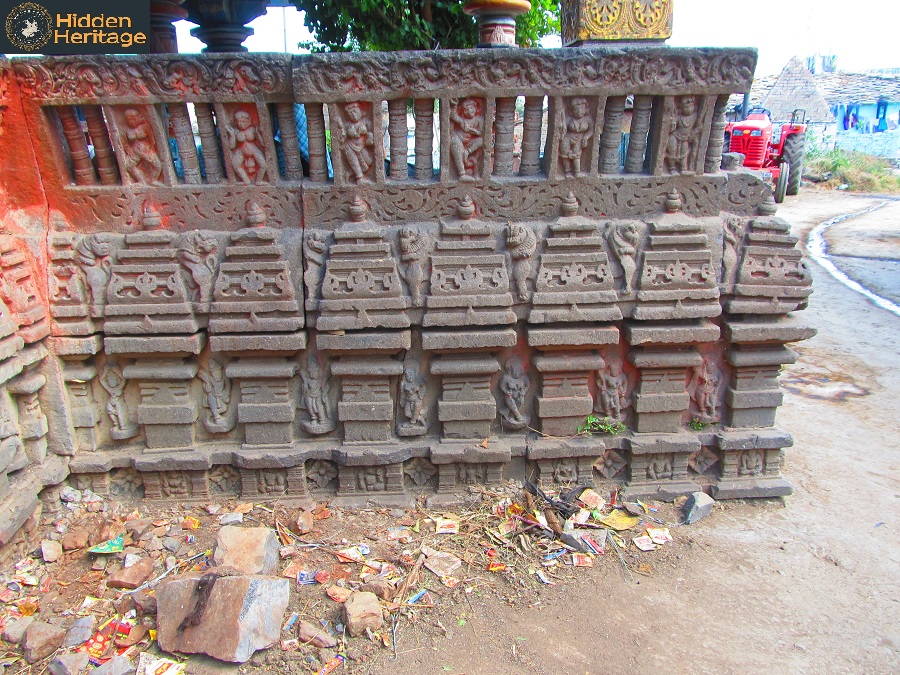 At first glance, there is little Petha Shirur vil,  #Kalaburagi, has to interest a traveller. But a little probing through its winding lanes reveals a gem: the 12th century CE, Chalukyan, Mallikarjuna temple. The biggest surprise - its still in worship.