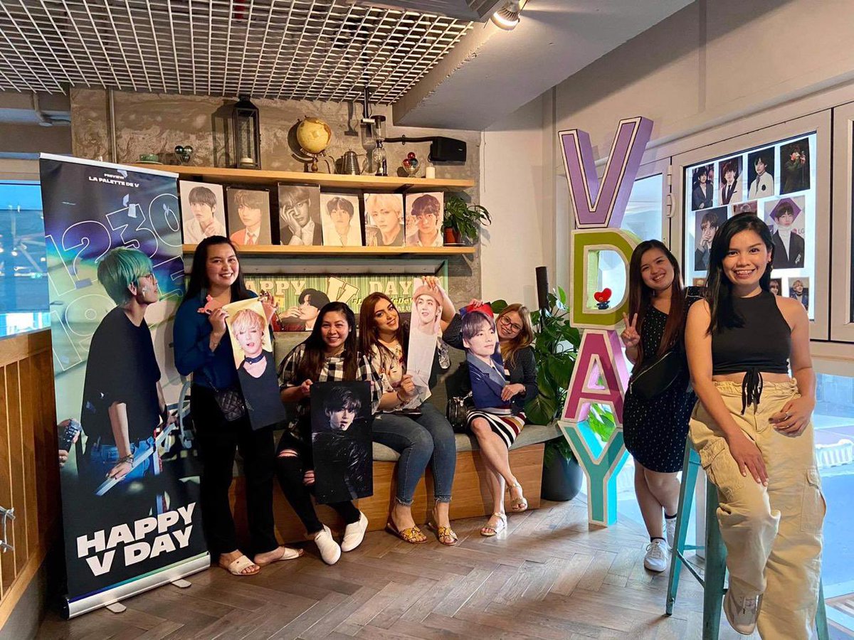 Fatimae101391's tweet photo. Thank you @KTH_UAE1 for the successful event. Meeting new army friends. Thank you  @TwinkleRoy28  @cuda_plymouth @29_arra @purpleluv_jk 💜💜💜

TAEHYUNG  BIRTHDAY EVENT IN DUBAI UAE 2020🇦🇪

“LaPaletteDeV in Dubai 2020 ”

VDAY #worldwidecafe in 🇦🇪 with @preview95 

#VDAY #V https://t.co/mvf21j7P6k