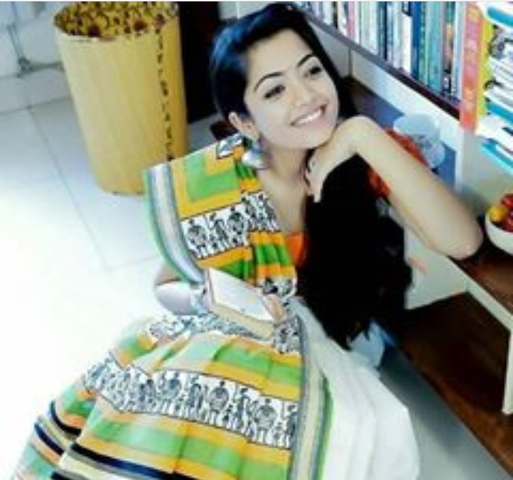 ನನ್ನ ದೇವತೆ ರಶ್ಮಿಕಾ  @iamRashmikaನೀವು ಸೀರೆಯಲ್ಲಿ ಅತ್ಯಂತ ಸುಂದರವಾದ ದೇವತೆದೈವಿಕ ಸೌಂದರ್ಯ,ಸ್ವರ್ಗೀಯ ಸುಂದರದಯವಿಟ್ಟು ಯಾವಾಗಲೂ ನನ್ನೊಂದಿಗೆ ನನ್ನ ದೇವತೆಯಾವಾಗಲೂ ವಜ್ರದಂತೆ ಹೊಳೆಯಬೇಕು ನೀವು ನನ್ನ ಜೀವನಕ್ಕಿಂತ ಹೆಚ್ಚುನೀವು ನನ್ನ ಸ್ಫೂರ್ತಿ ಸಾಕಷ್ಟು ಪ್ರೀತಿ  ನಿಮ್ಮ ಪ್ರಾಮಾಣಿಕ ಅಭಿಮಾನಿ  #RashmikaMandanna