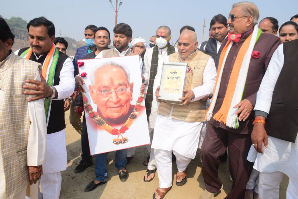 pramodtiwari700's tweet image. आज, पूर्व केंद्रीय स्वास्थ्य मंत्री व राज्यपाल स्व० मोतीलाल वोरा जी की अस्थियों को संगम में विसर्जित करने पहुंचे उनके पुत्र @ArunVoraMLA जी व उनके साथ आये लोगों के साथ प्रयागराज के कांग्रेसजनो के साथ वोरा जी की अस्थियों को विसर्जित कराया और उन्हें श्रद्धांजलि दी।