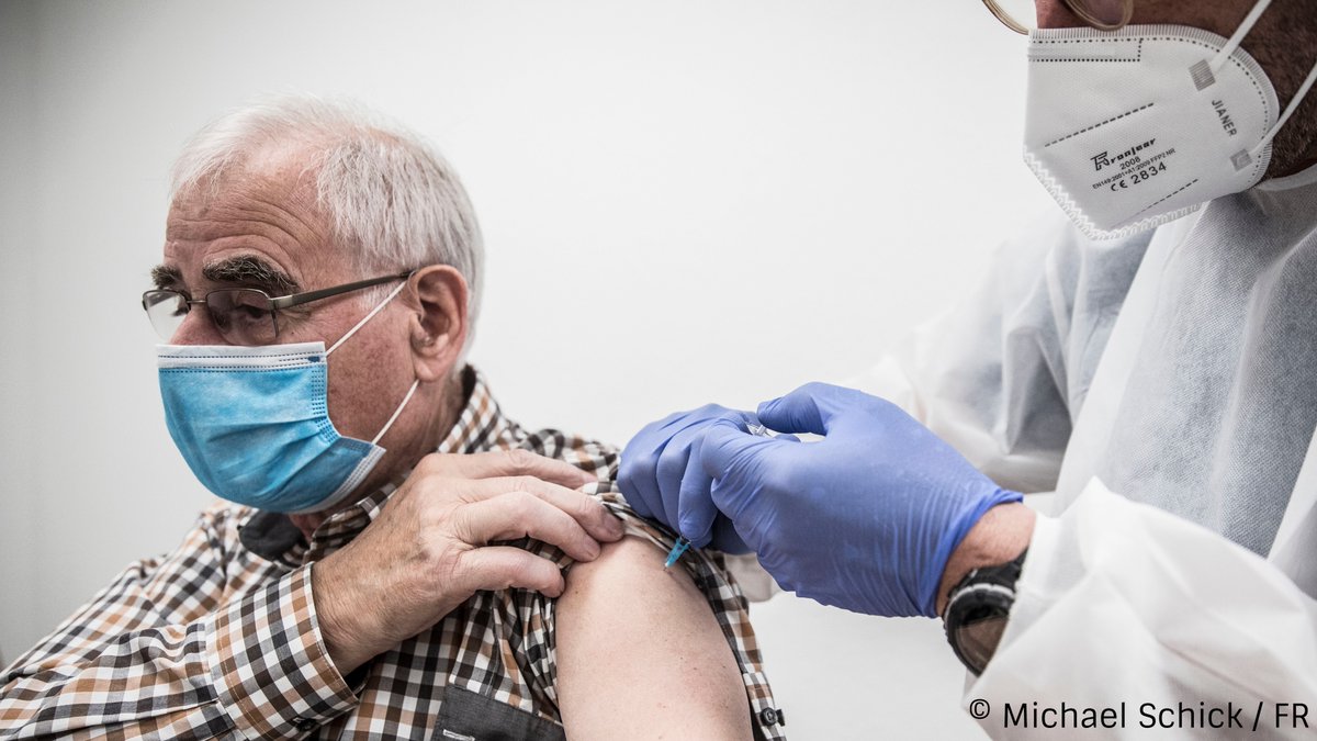 „Auf diesen Moment hat Frankfurt zehn Monate gewartet. Natürlich hätten wir uns zum Auftakt mehr Impfstoff gewünscht, doch der Anfang ist gemacht.“ – @OBPeterFeldmann 

Alle Infos zum #Impfstart in Frankfurt und wie es jetzt weitergeht ➡️ t1p.de/j776