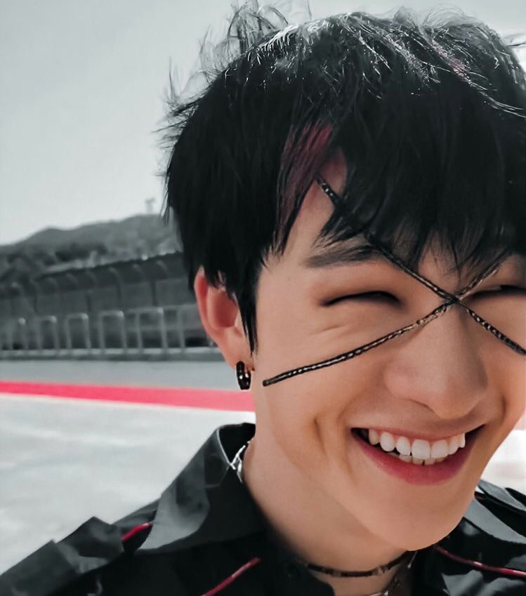 #ThankYouChan
 Bu son Chan room bir daha olmaz, açmayacak deniyor. Chan sadece yorgun olduğu için bu gün yayın olmayacağını demiş... kabime indirecekti bi ara okuduklarım. Bu yılın son yayını olabilir ama 2021 pazar akşamı ve diğer günler Chan yine bizle olacak çok iyi biri💕