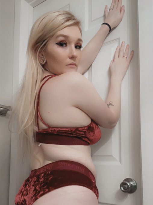 End of the year sale on only fans !! Subscribe for only 5$! https://t.co/EhONOIKGv2 https://t.co/DWv