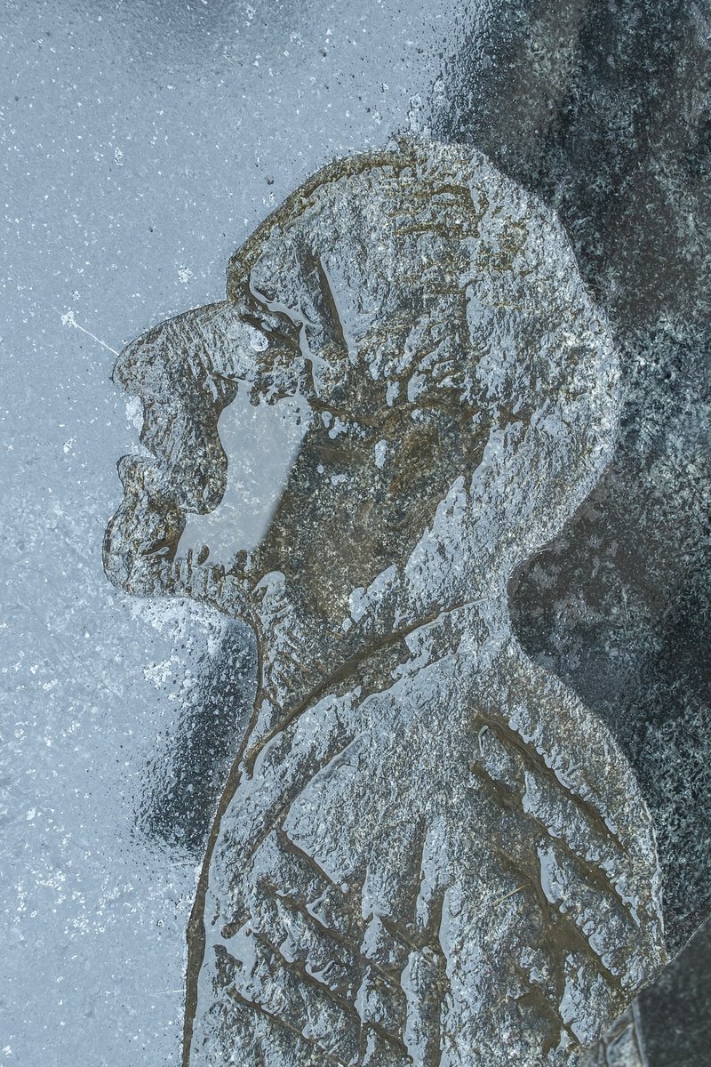 Сегодня день памяти Осипа Мандельштама. Поэт погиб в декабре 1938 года в пересыльном лагере.

...А в комнате опального поэта
Дежурят страх и муза в свой черёд.
И ночь идет,
Которая не ведает рассвета.
Анна #Ахматова
1936

#Мандельштам