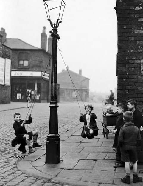 "Los niños son gente seria y no conocen lo imposible".
Franz Kafka