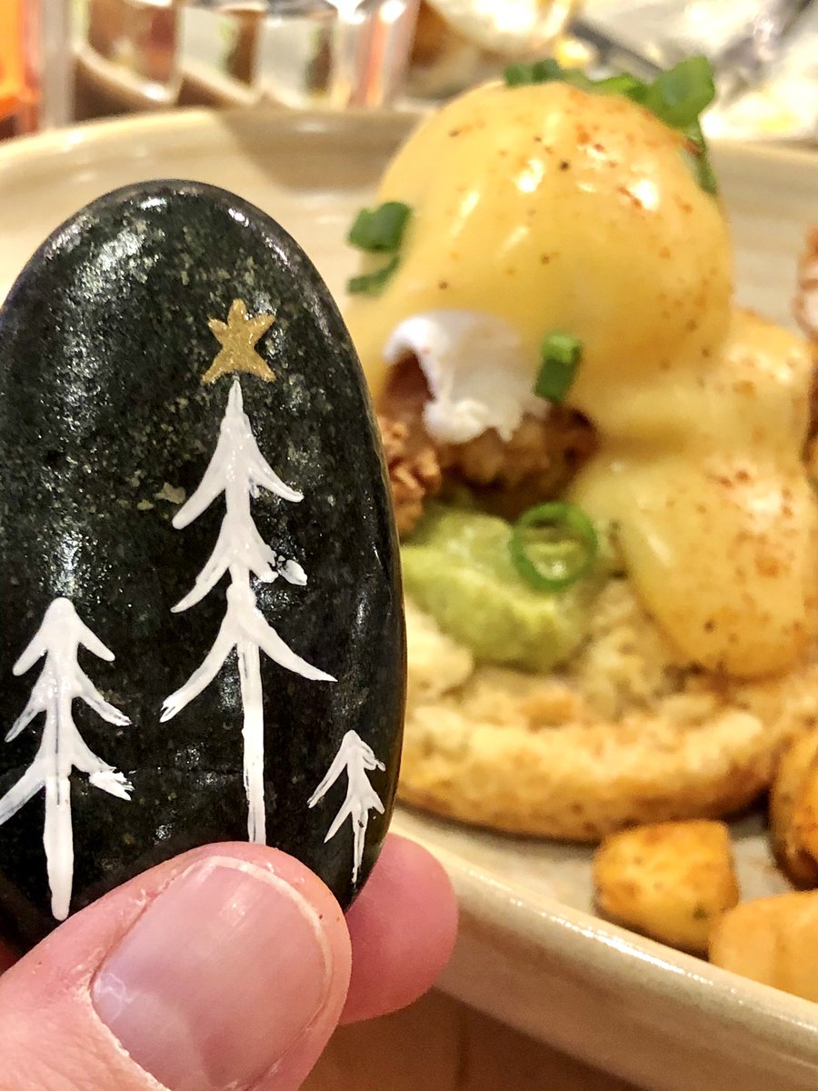 Tamara and the girls painted 400 Holiday Love Rocks!  ❤️
#AllDayBrunch
#HappyHolidays￼
