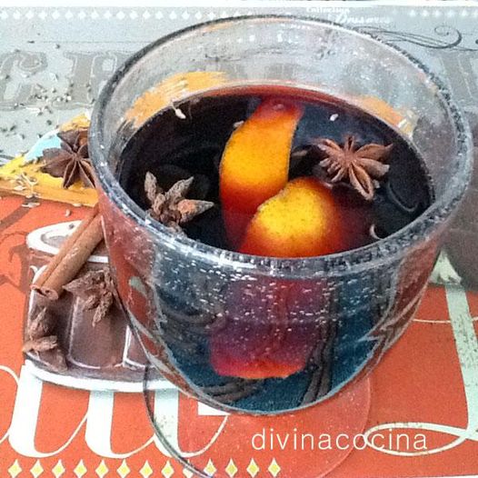 VINO CALIENTE CON ESPECIAS. La receta francesa que nos ayuda a entrar en calor. 
VER RECETA -->>divinacocina.es/vino-caliente-…