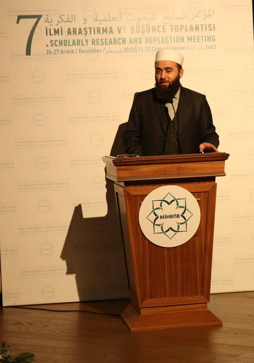 7. MİHRAB ilmi Araştırma ve Düşünce Toplantısı tertip heyeti başkanı Yakup Alarçin'in kapanış konuşması ile sona ermiştir. Tüm katılımcılara ve emeği geçen herkese teşekkür ederiz. 8. MİHRAB'da buluşmak niyeti ve duasıyla...