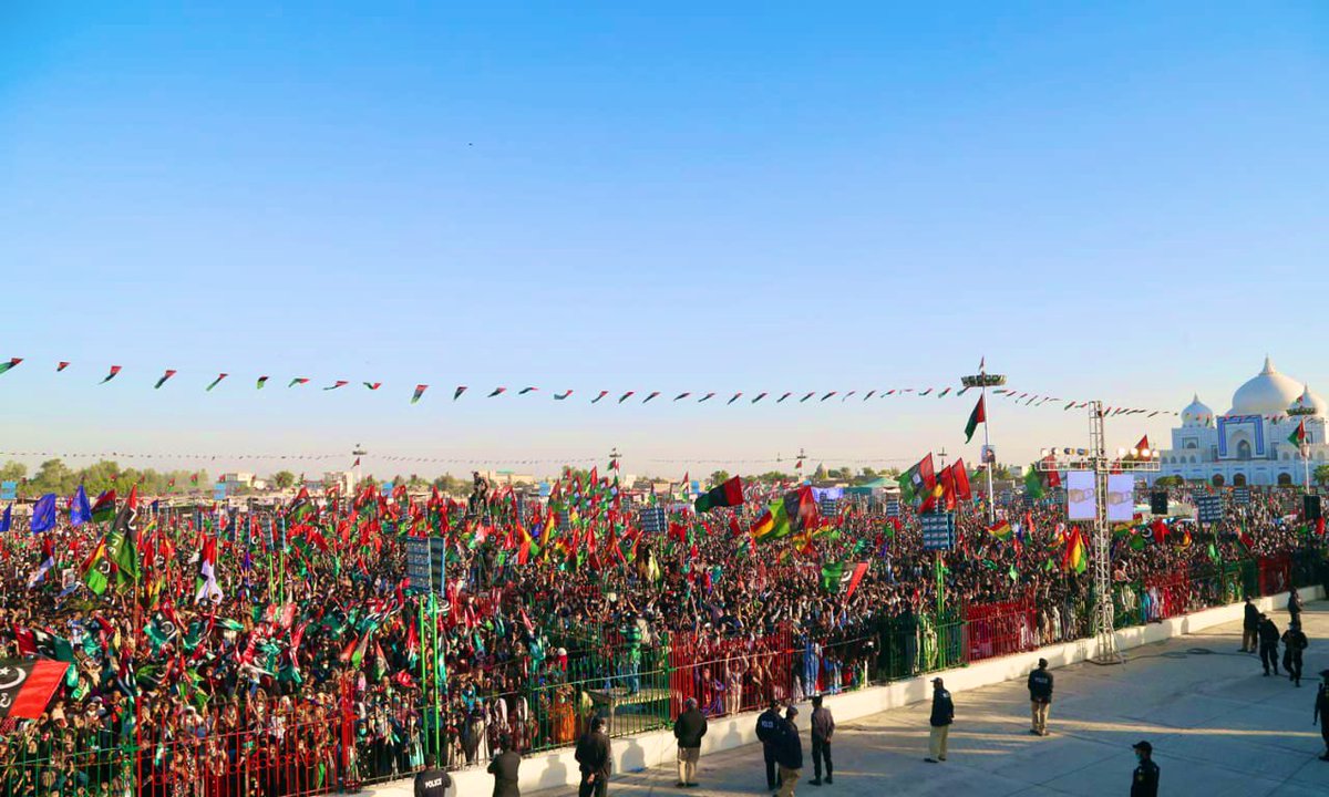 BBhuttoZardari's tweet photo. Mohtarma Benazir Bhutto shaheed ko Garhi Khuda Bux ka surkh salaam. #ShukriyaLarkano https://t.co/mkjgQN9LFk