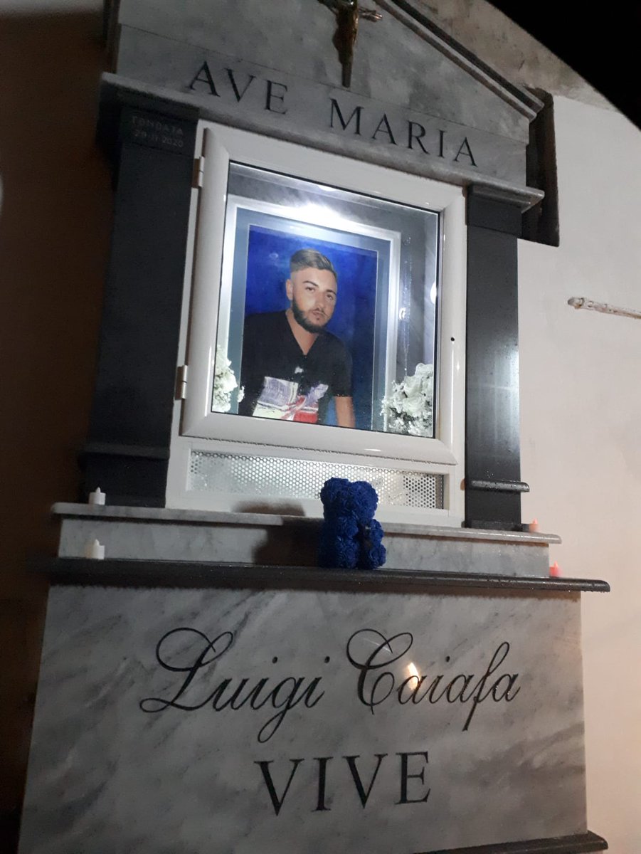 Abbiamo ricevuto la segnalazione del nuovo altarino abusivo in marmo eretto in questi giorni in segno di protezione Divina per Luigi Caiafa, il giovane rapinatore rimasto ucciso mentre tentava di portare a segno una rapina tra via Marina e via Duomo. Non bastava il murale abusivo