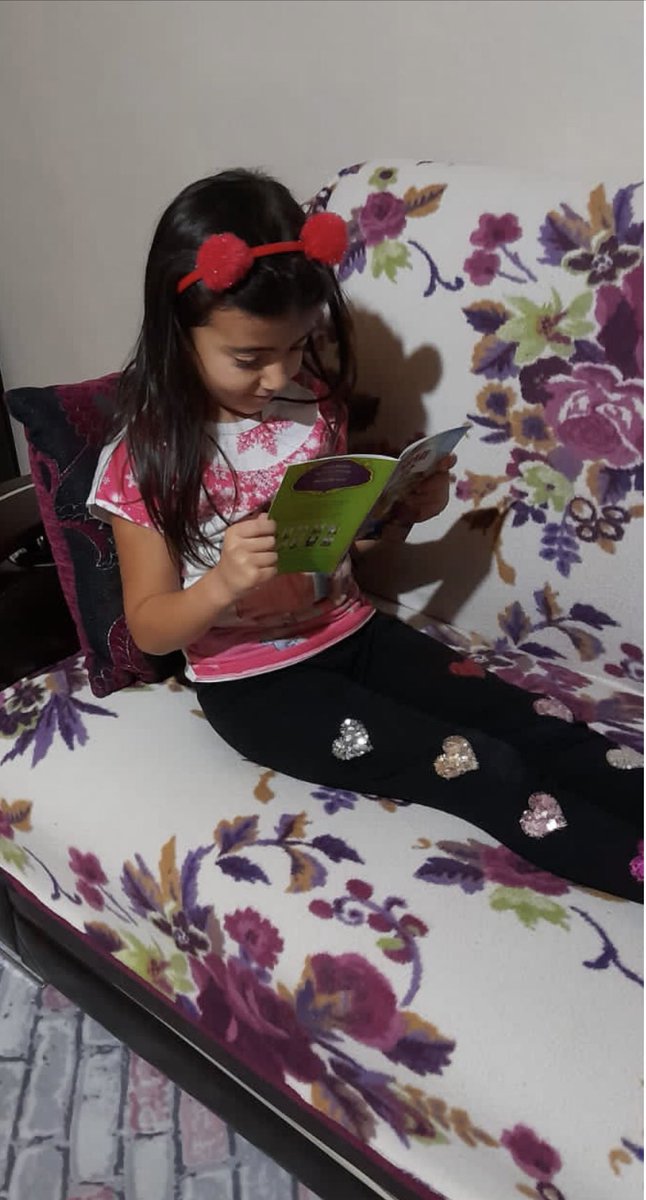 ozgergeen's tweet photo. Kitaplar en yakın dostlarımız, okumaya devam ediyoruz @ZbeydeHanmAnao3 @taraklimem #TaraklıOkuyor #AilecekKitapOkuyoruz #SakaryamOkuyor https://t.co/Ffm6B8Xhp9