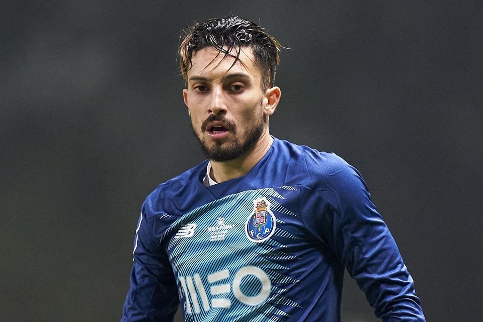 I've seen so many people not rate (even United fans) Alex Telles, so here is a thread that analyzes him more as a player.
