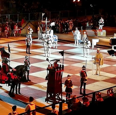 dcq_italia's tweet image. The city of MAROSTICA is famous worldwide for the human #chess game it carries out every 2 years with living chess pieces, in the city public square! 🏰 The tradition originated in 1454 when two local gentlemen challenged each other for a noblewoman👸. #scacchi #шахматы  #ITALY