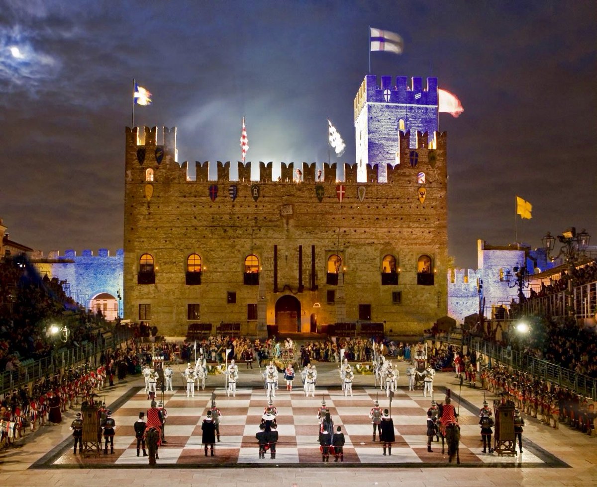 dcq_italia's tweet image. The city of MAROSTICA is famous worldwide for the human #chess game it carries out every 2 years with living chess pieces, in the city public square! 🏰 The tradition originated in 1454 when two local gentlemen challenged each other for a noblewoman👸. #scacchi #шахматы  #ITALY