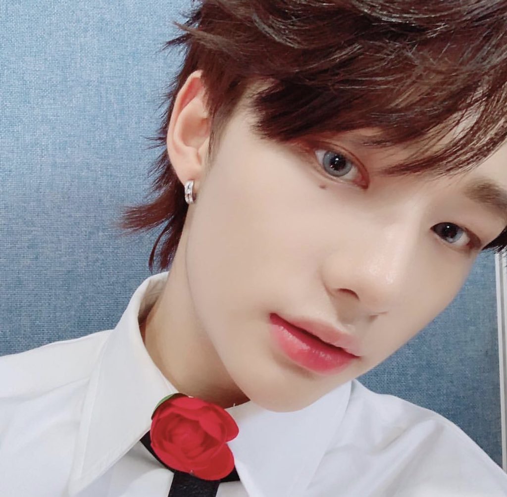  #Hyunjin with contacts ; a thread