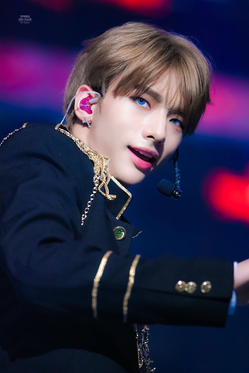  #Hyunjin with contacts ; a thread