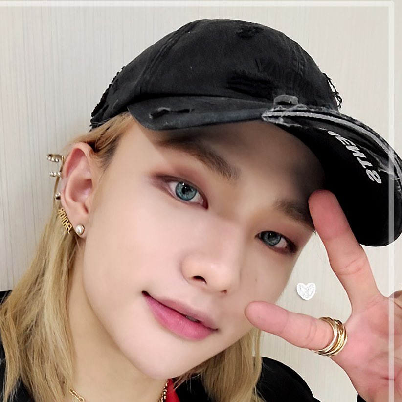  #Hyunjin with contacts ; a thread