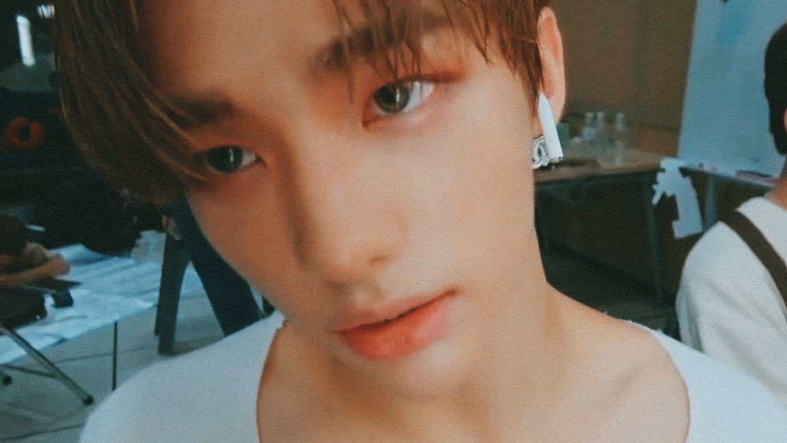  #Hyunjin with contacts ; a thread