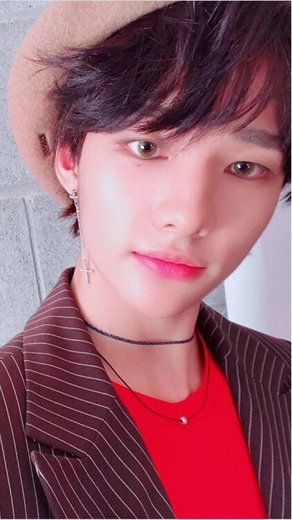  #Hyunjin with contacts ; a thread