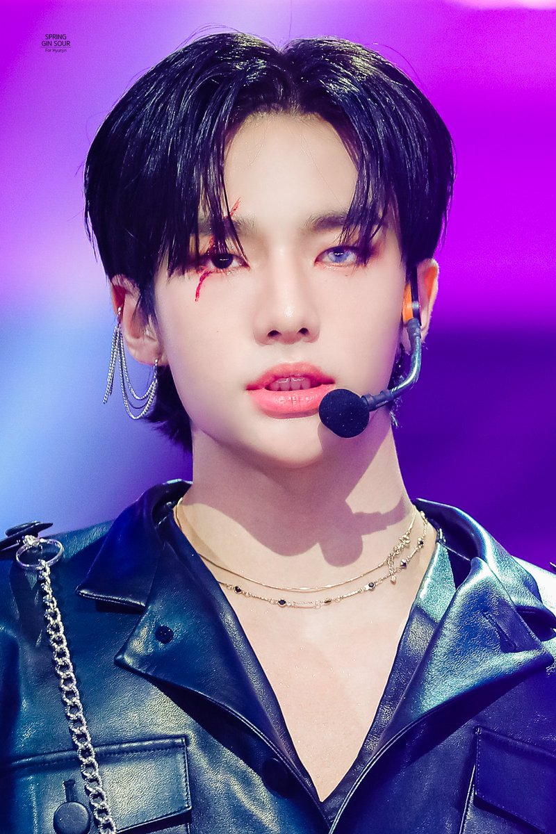  #Hyunjin with contacts ; a thread