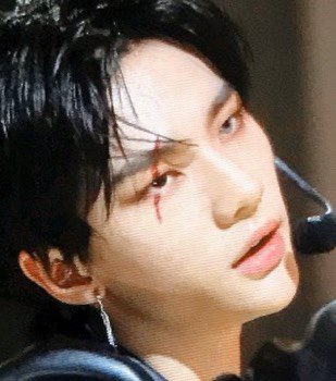  #Hyunjin with contacts ; a thread