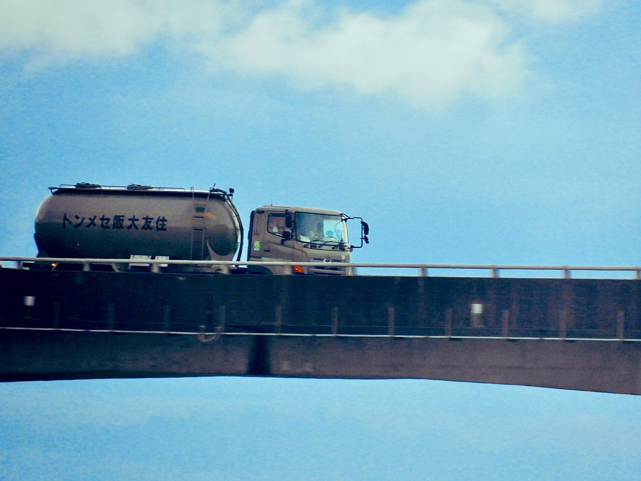 土佐の風 仁淀川河口大橋の朝 このトラック見ると朝が来たと感じます 一年間お疲れ様でした 良いお年をお迎えください 空飛ぶトラック 仁淀川 仁淀川河口 仁淀川河口大橋 住友大阪セメント 仁淀川の風景 高知の風景 イマソラ T Co