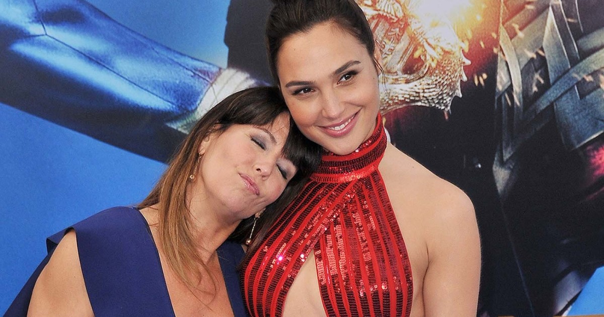 jaime_jimenez's tweet photo. WW84 REVIEW
Opening scene GREAT!
Pros: HOTT Wiig & Wiig CAMELTOE
Cons: A LETDOWN 1st one was EPIC
#PabloPascal #annoying
this one MEDIOCRE
Gal's white dress opens BUT
you CAN'T see knickers
DON'T PAY!! Steal* from 1337X
*EVERYONE STEALS not shameful
#trumpSTEALS
#WW84 #GalGadot https://t.co/kB4QEI5OLy