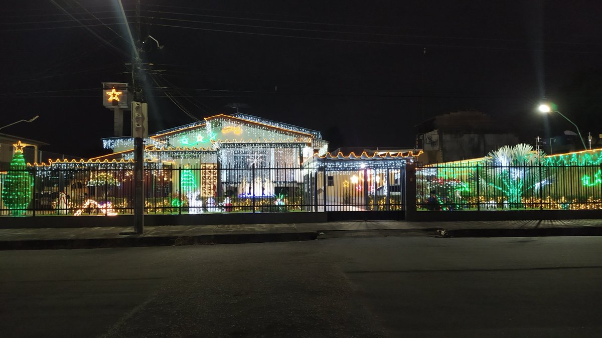 Ale_Lameira's tweet photo. E a casa mais natalina de Macapá City é essa. https://t.co/Lb3hYjHxnC