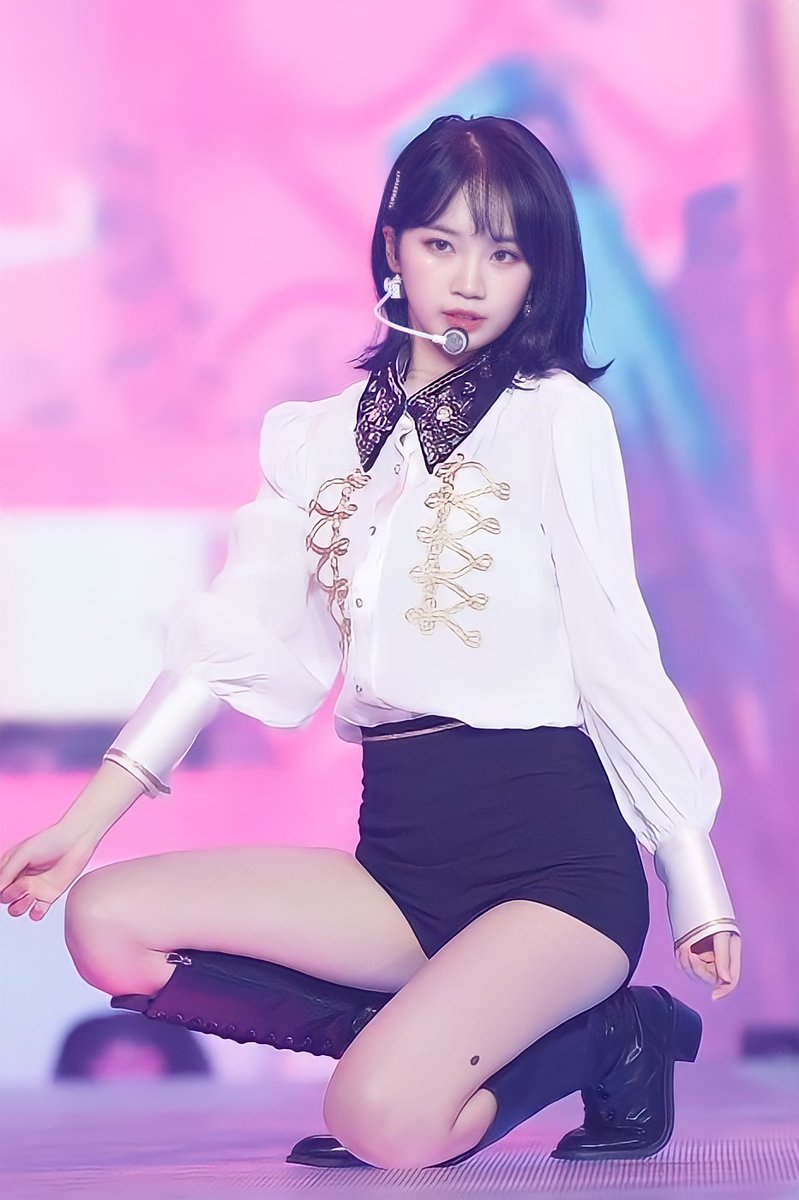 ynvsd's tweet photo. "who in kpop" but is kim chaewon from izone https://t.co/nWjgzAOdwR