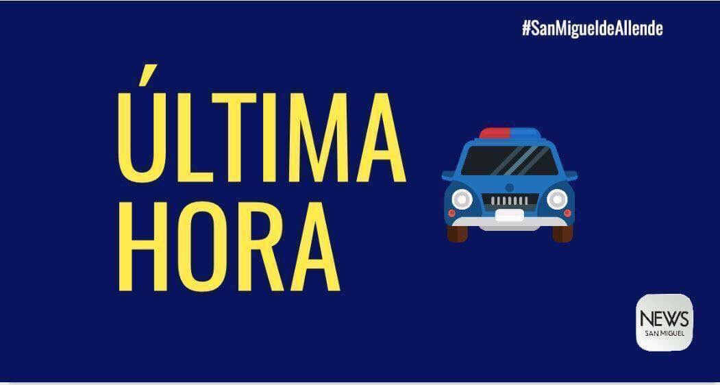 NewsSanmiguel's tweet image. #AHORA. Reportan #Trifulca en la calle Ancha de San Antonio: Conductor al interior de vehículo que no quiere bajar del auto y los elementos de #Policía andan bien aferrados a bajarlo. Esperan la llegada de la grúa para llevarse la unidad con todo y conductor

#SanMigueldeAllende